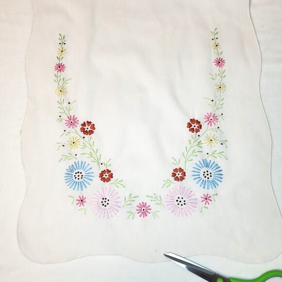 Vintage Linen Table Runner Farmhouse Scallop Edge Flowers Barn 42x16 Embroidered - Picture 8 of 14